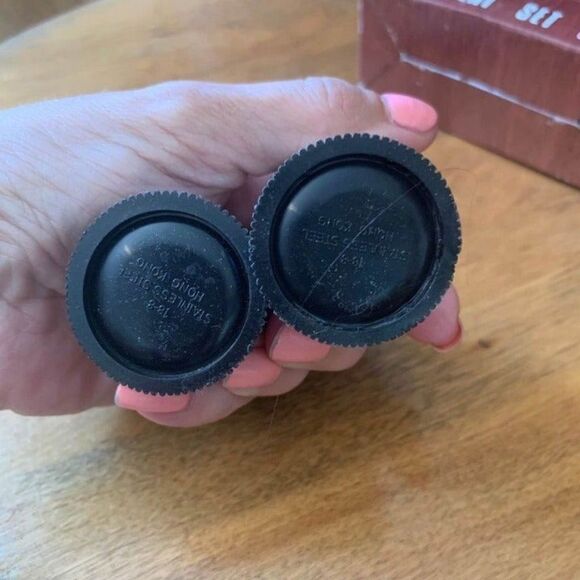 Mid century salt & pepper shakers - Picture 6 of 7